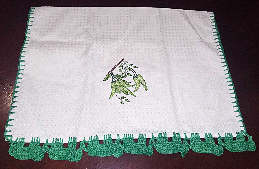 Pano com ponto de renda verde feito à mão