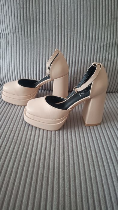 Nowe buty na słupku 37