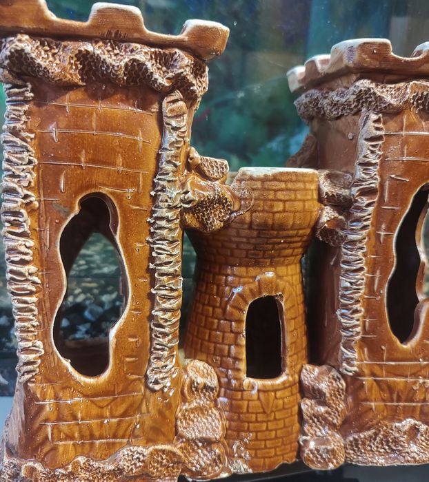 Декор-замок для большого аквариума.