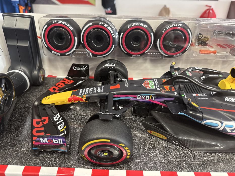 F1 Red Bull RB19 telecomandado. Escala 1:10