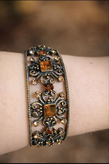 Масивний вінтажний браслет у східному стилі, каміння під бурштин