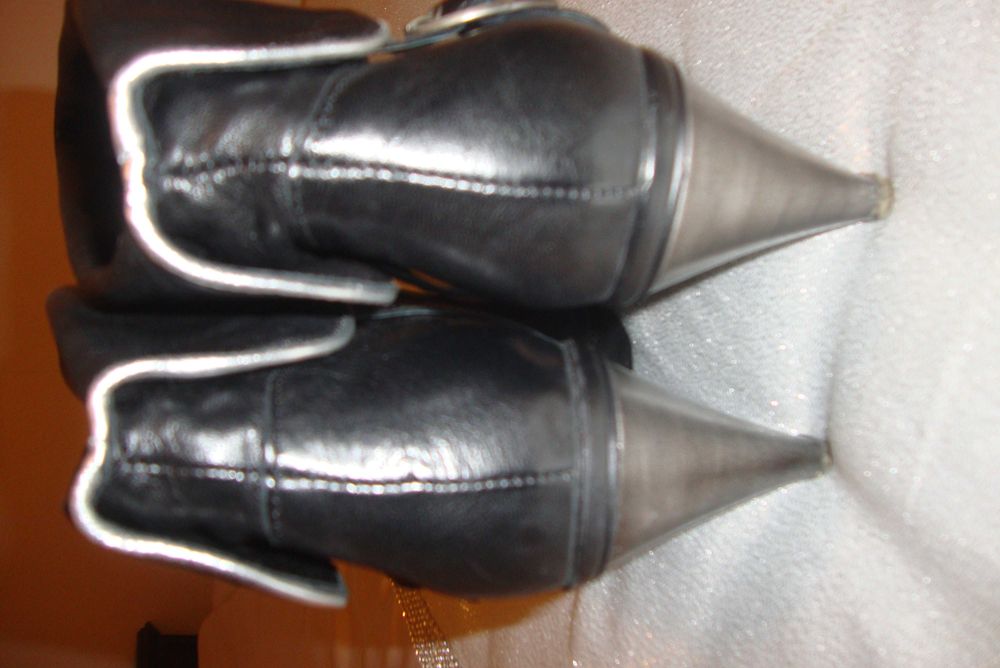 Botas pretas em pele baixa de preço enorme