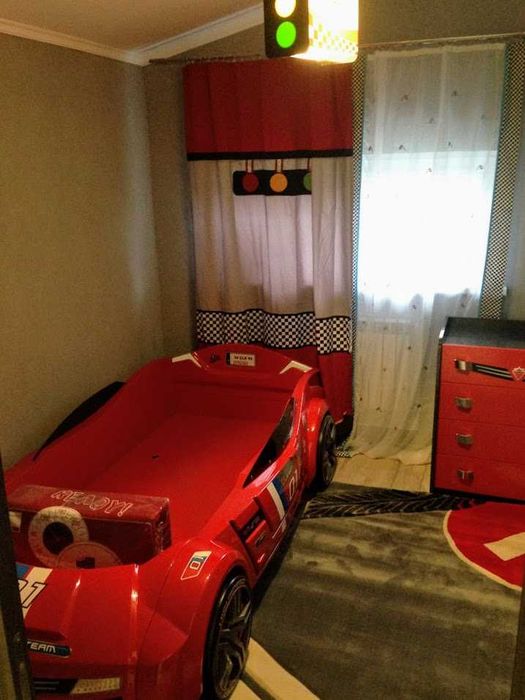 Детская комната Cilek - кровать-машинка,  комод, ковер, светильник, шт