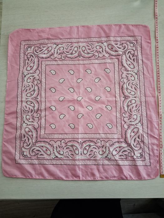 Różowa bandamka chustka