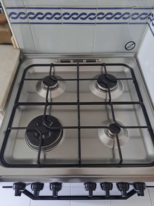 Fogão misto INDESIT I6TMH2AF X (59 L), em excelente estado