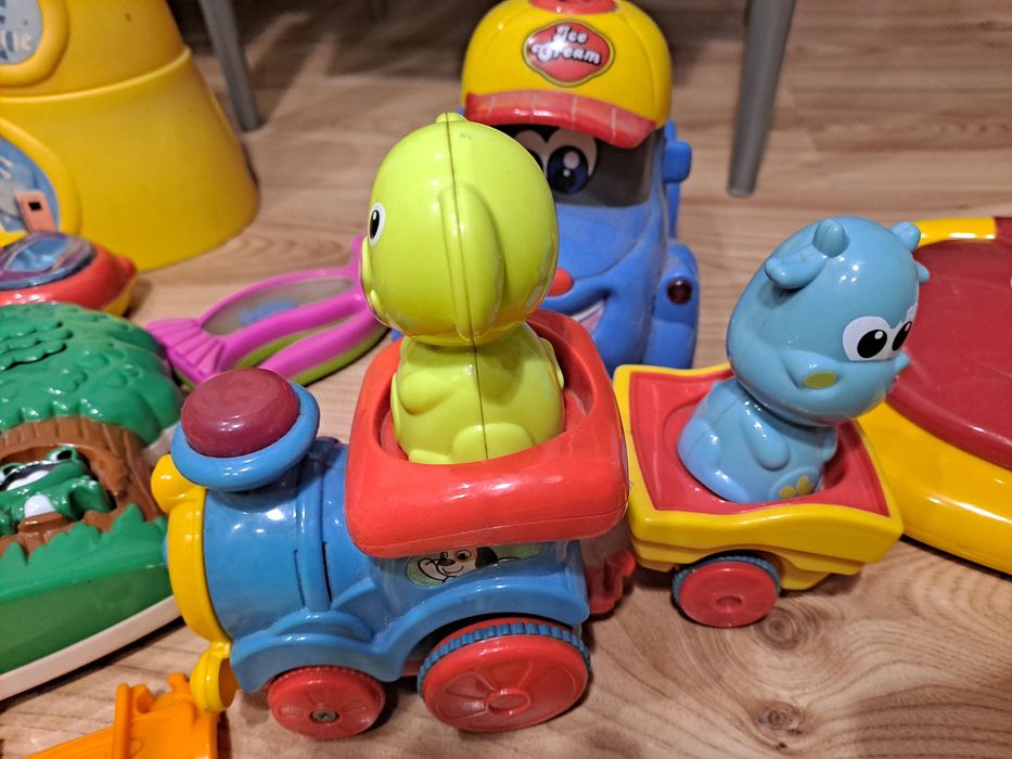 Zestaw zabawek dla małych dzieci piramidka krzesełko laptop ciuchcia