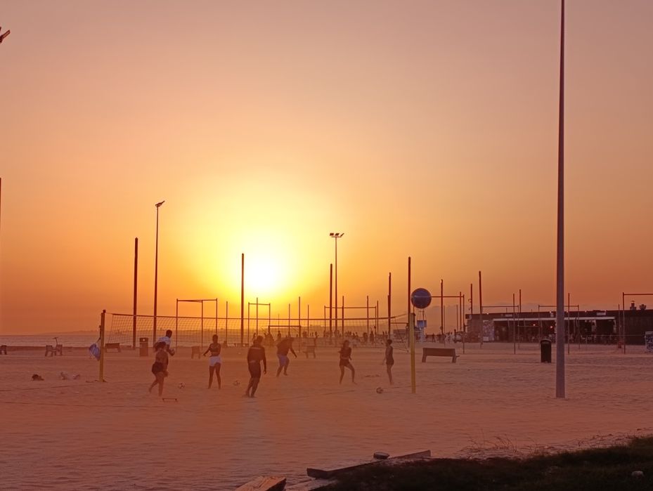 Apartamento T1, a 200 m da praia de Costa da Caparica, com varanda para a principal rua de comércio e restauração. Disponível em Setembro.