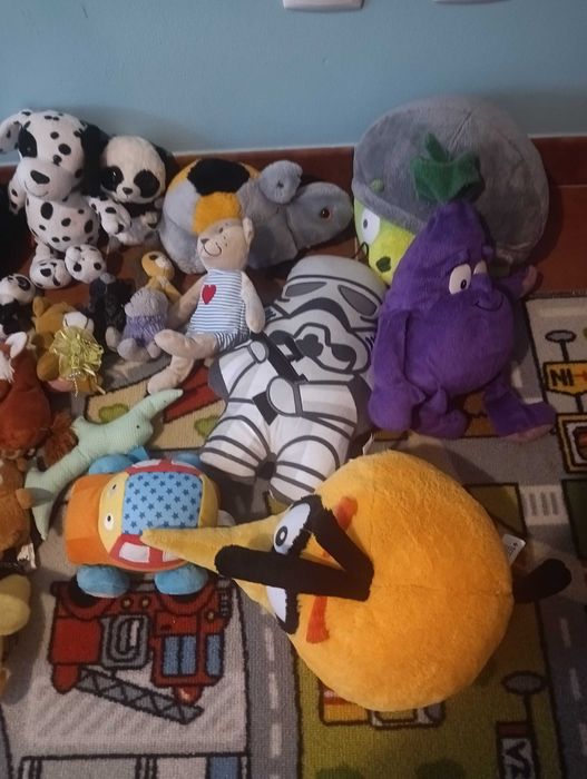 Peluches, cerca de 40