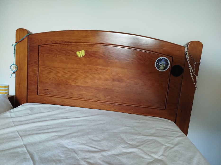 Vendo cama em madeira com colchão - 90cmX200cm