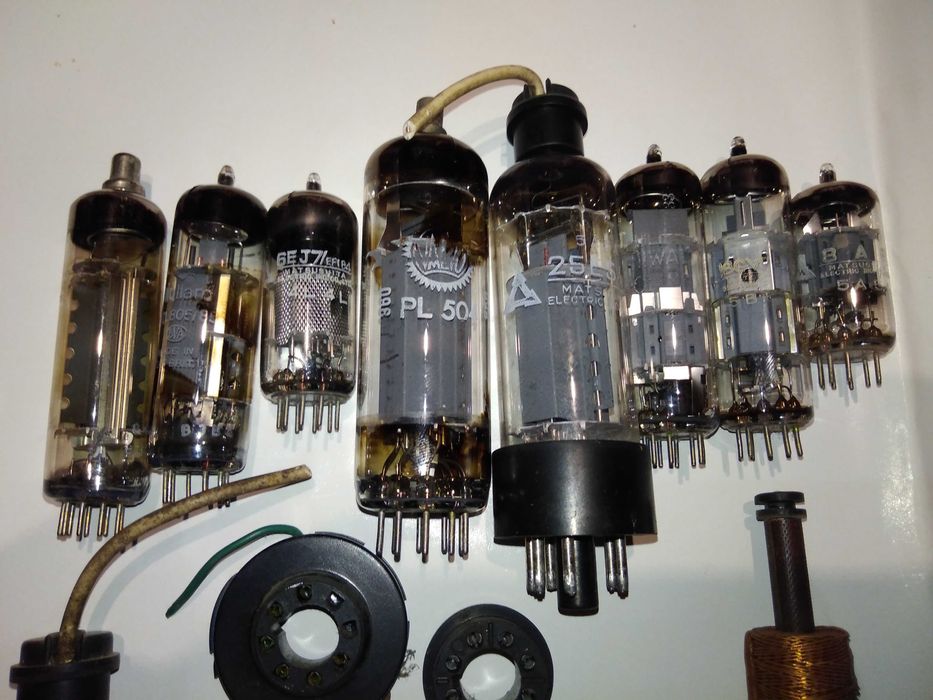 Peças de uma televisão muito antiga a válvulas