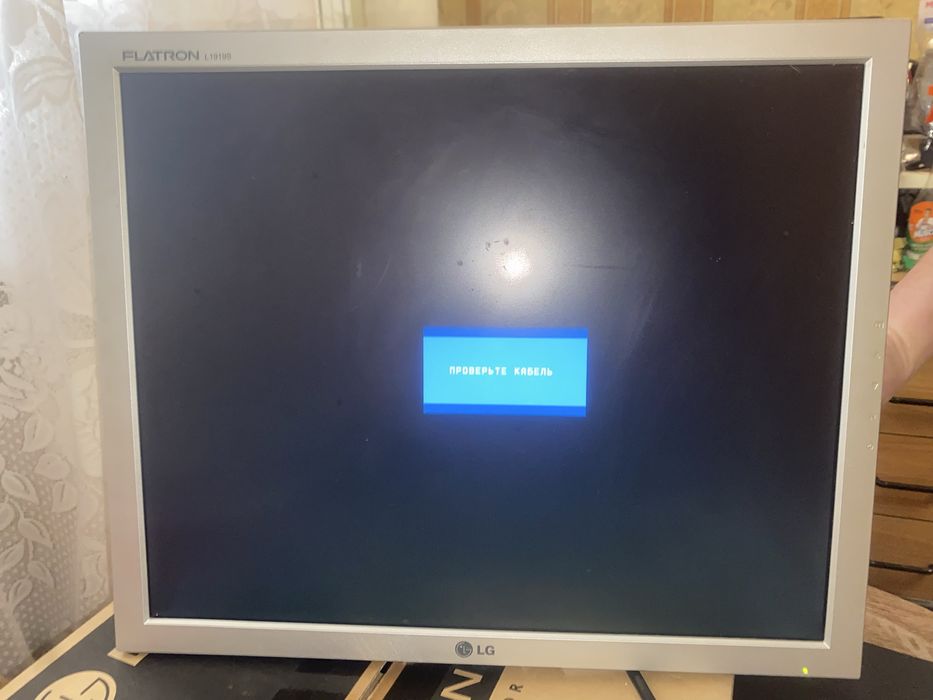 Монитор LG 19’’, матовый.