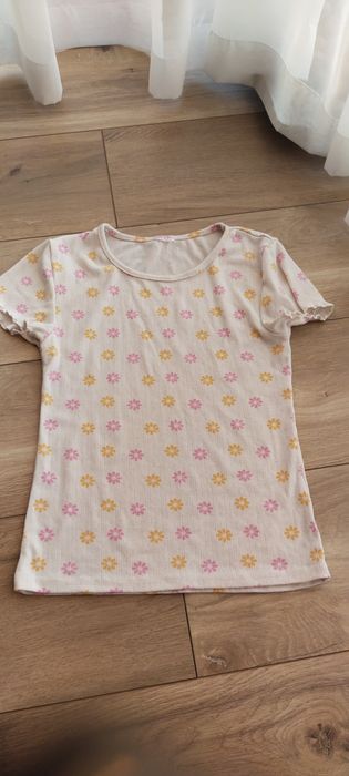 Dziewczęca urocza koszulka w kwiatki