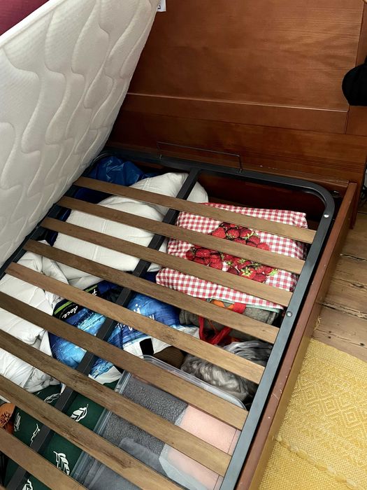 Cama corpo e meio em madeira com cómoda