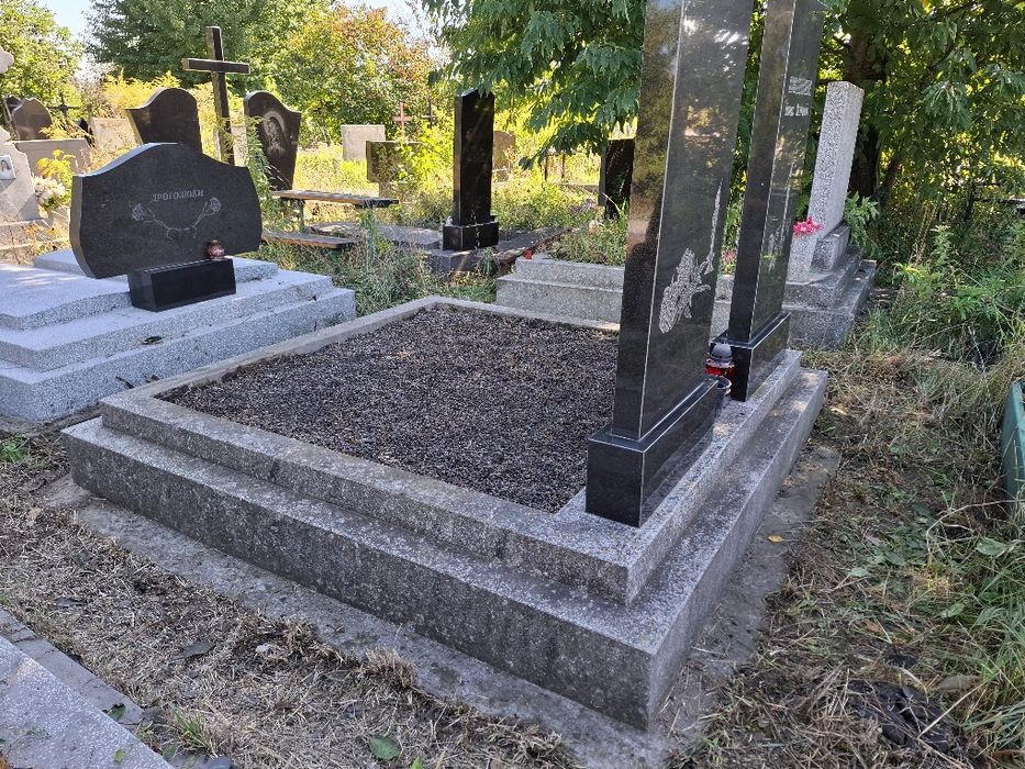 Прибирання на кладовищі,  на могилах