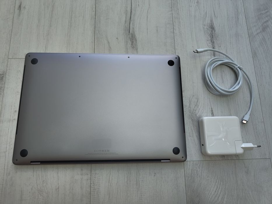 MacBook Pro 15" A1707 2017 | i7 2.8 GHz | 16 GB RAM | SSD 256 GB | Radeon Pro 555 | USB-C 87W