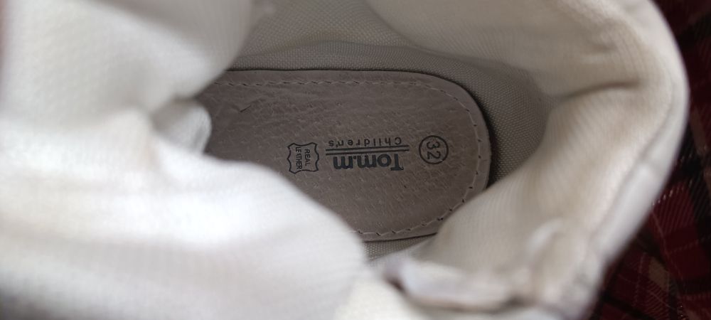 На дівчинку.    .