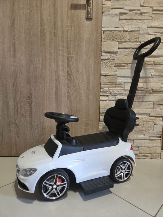 Biały Mercedes pchacz