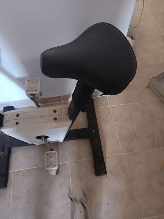 Bicicleta de ginástica  têm pedais não e elétrico