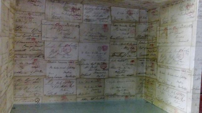 Móvel único totalmente coberto com cartas de 2ª guerra único exclusivo