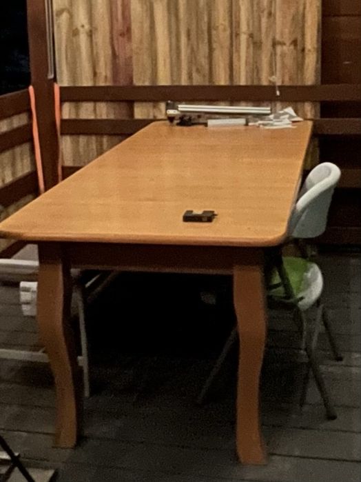 Duży drewniany stół do jadalni