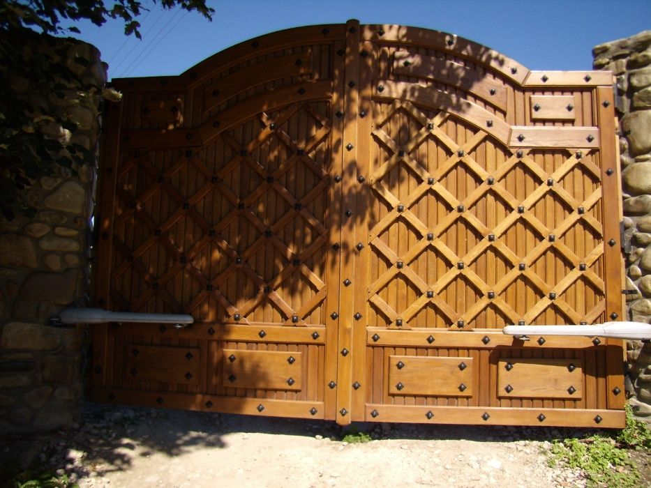 Дерев'яні меблі під замовлення (сходи ліжко кухня двері тумба стіл )