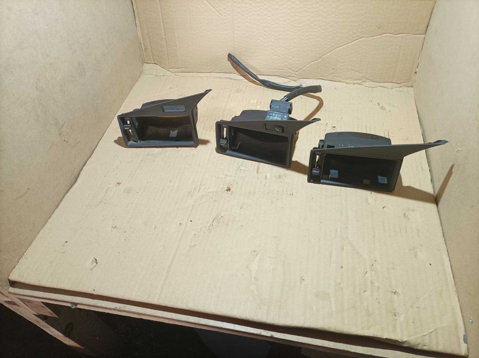 Grelha chauffage tabliet lado esquerdo - Mercedes 190 W201