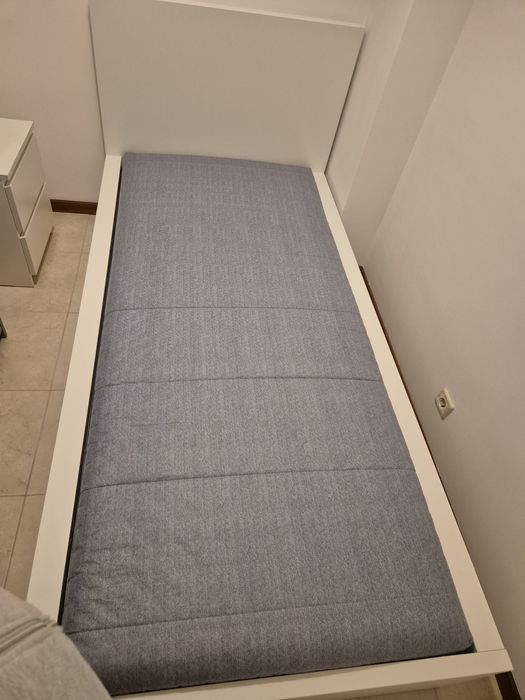 Cama e mesinha cabeceira