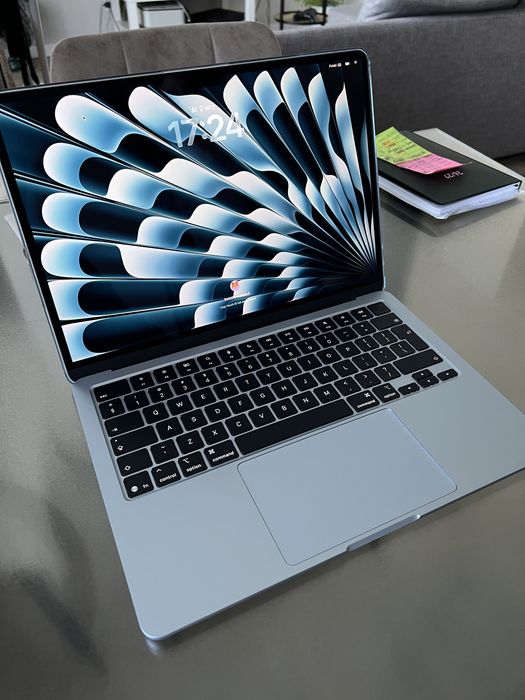Mac book  Apple . Air 13,6 .  M5. Na gwarancji.