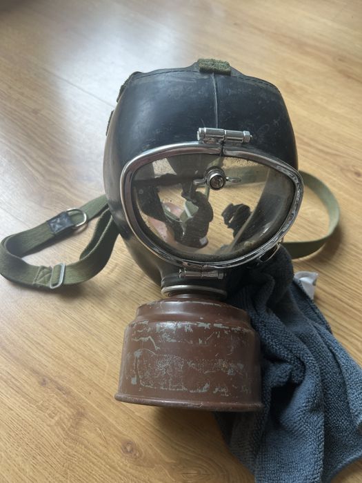 Maska przeciwgazowa z wycieraczka i filtrem