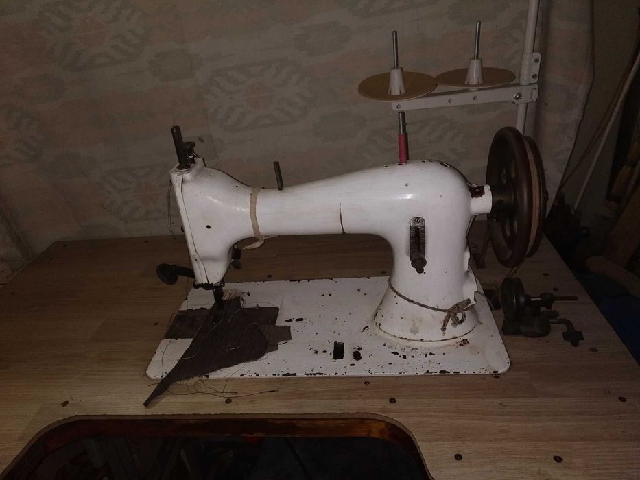 Продам швейну машину 23 клас.
