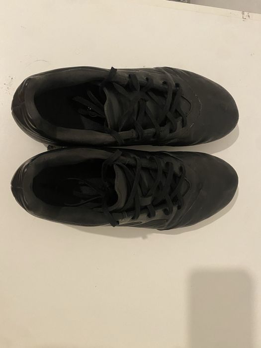 Chuteira Adidas preta de campo tamanho 42