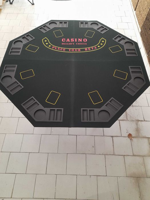 Tabuleiro em MDF ,forrado a felpa verde com 8 lugares de jogo de cartas dobrável em 4 partes.