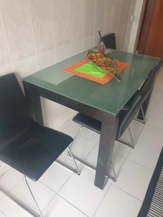 Mesa e 4 cadeiras