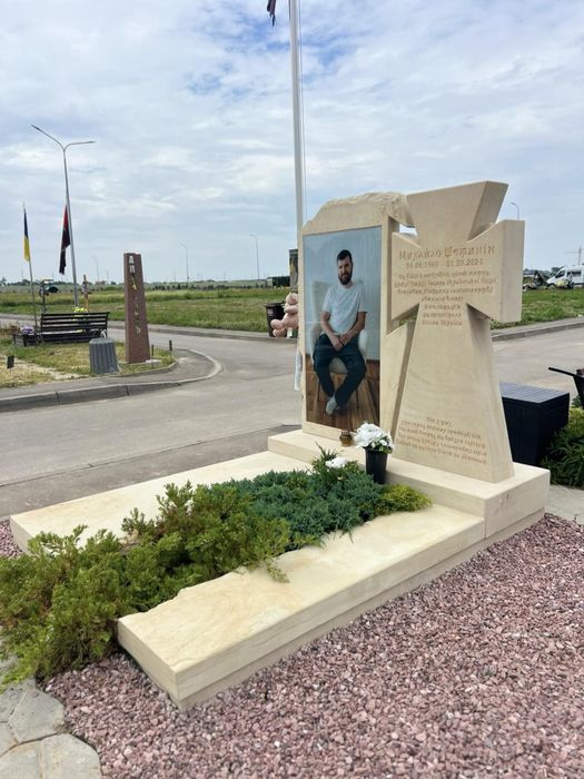 Памʼятник Козацький хрест Виготовлення не стандартних памʼятників з пісковика
