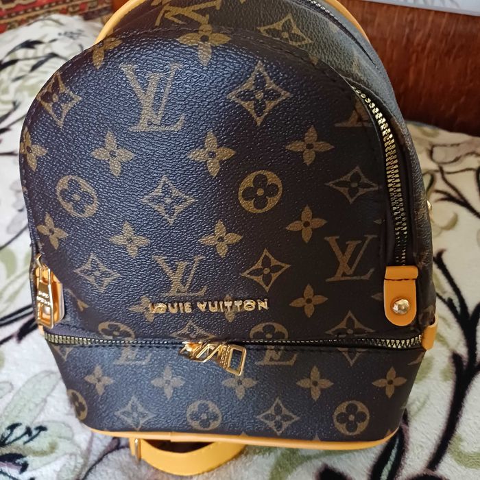 Маленький, зручний, стильний, брендовий рюкзачок louis Vuitton
