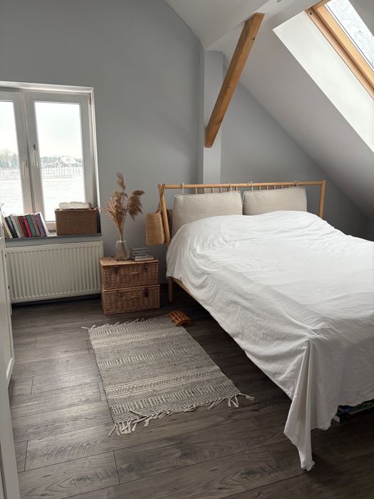 Dom z tarasem, piwnicą oraz budynkiem gospodarczym