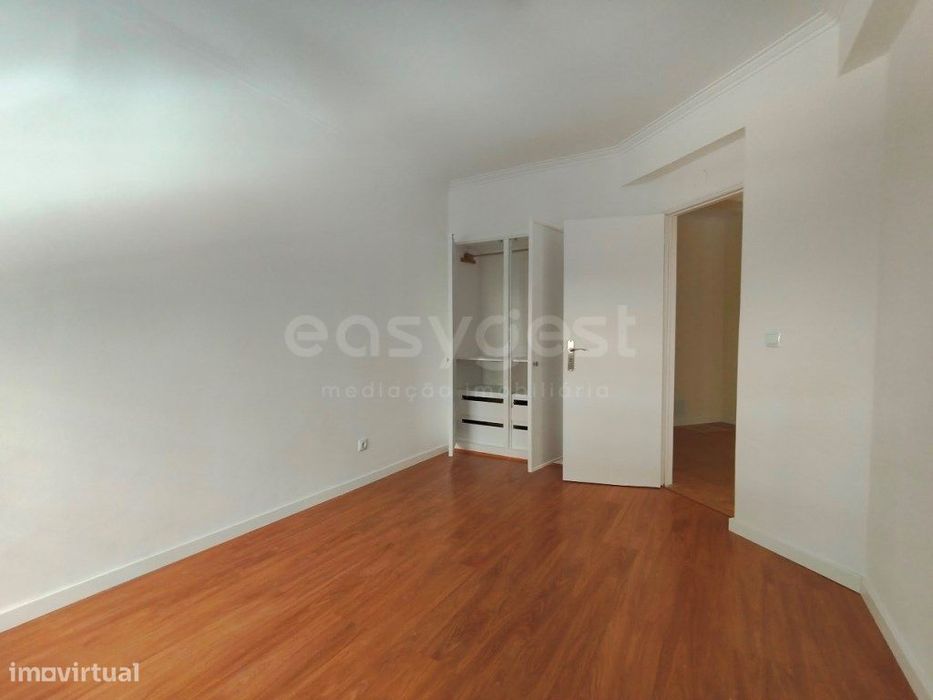 T2 com 95 m², cheio de luz natural e arrecadação na Tapada das Mercês