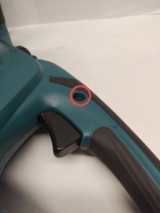 OUTLET Piła łańcuchowa Makita 1800 W / 2,34 KM