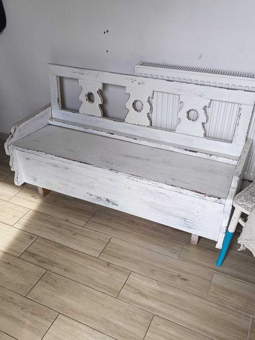 Biała drewniana ława że schowkiem styl rustykalny vintage