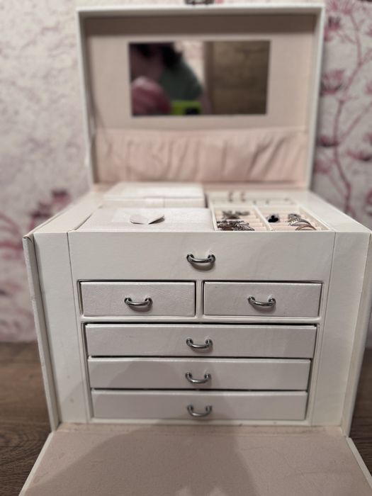 Скринька для прикрас без прикрас