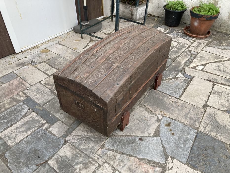 Arca centenária com motivos decorativos em baixo relevo