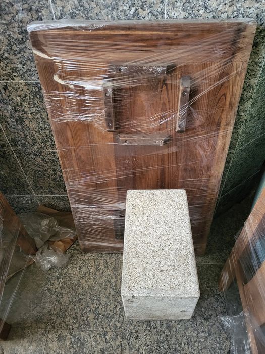 Mesa de sala pequena de madeira