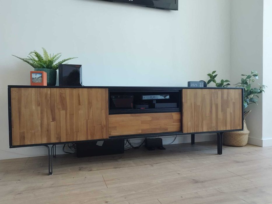 Móvel de sala em madeira maciça