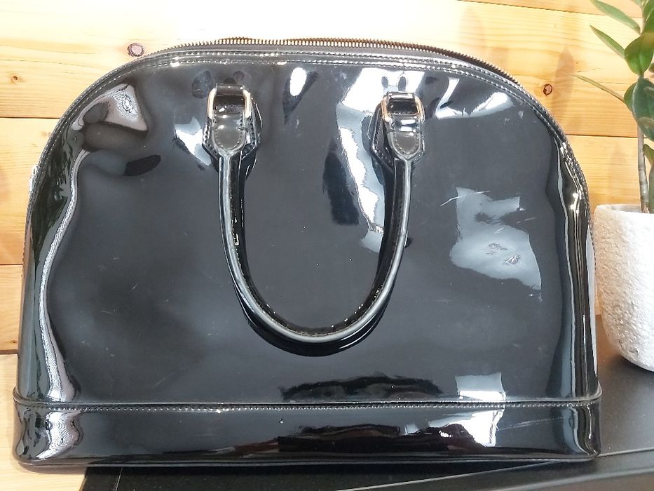 Sprzedam torebkę czarną lakierowaną