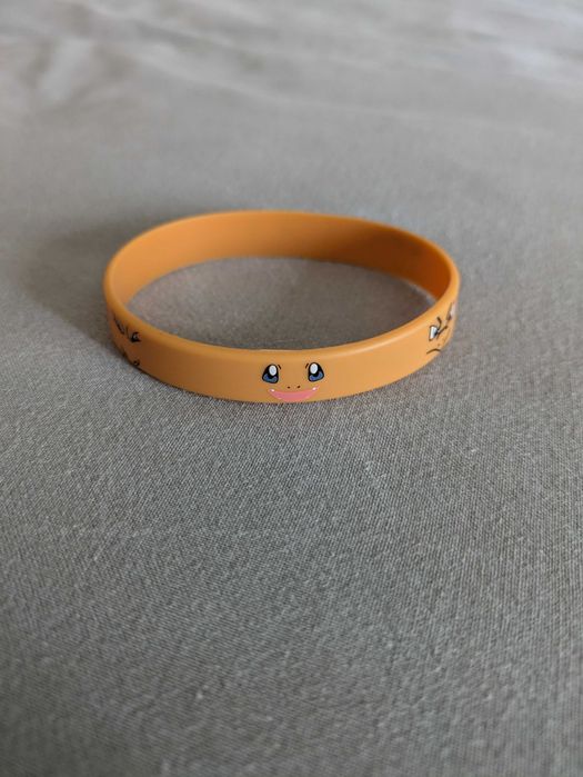 Pulseiras Charizard e Uchiha