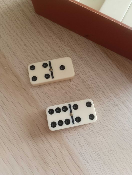 Jogo de Dominós com Caixa