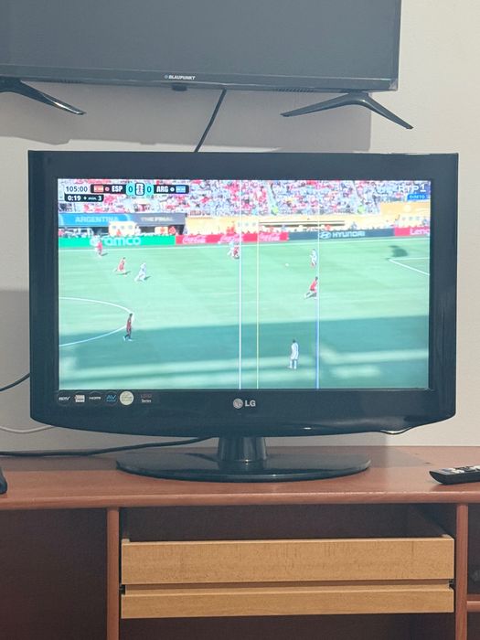 Uma TV de marca LG de 24 polegadas sem controlo remoto