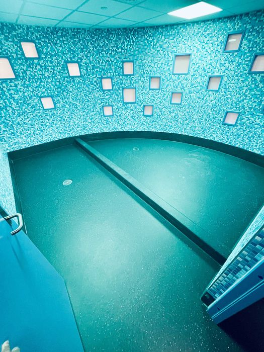 Instalacja podłóg wykładzinowych, żywicznych, mikrocement, samopoziomy