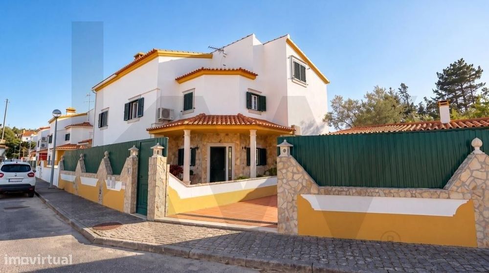 Moradia junto a Óbidos | 222 m2, garagem, sótão e excelente espaço ext