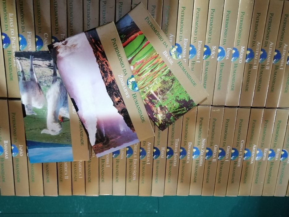 Enciclopédia em livros e em cassete.